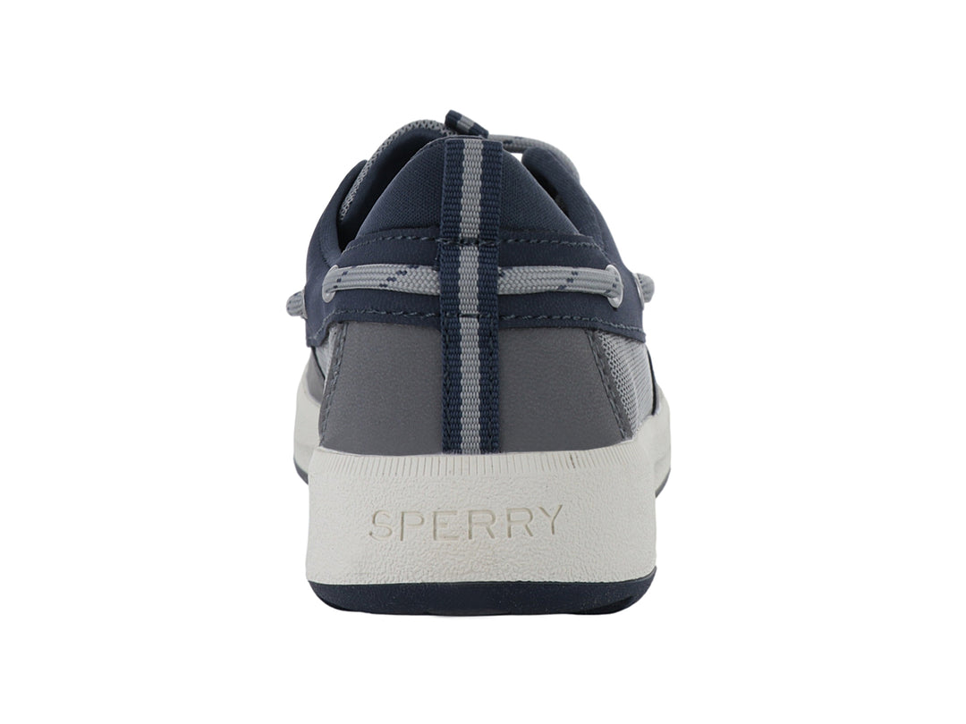 Zapato náutico Sperry para niño en colores gris y azul marino con suela blanca y cordones grises.