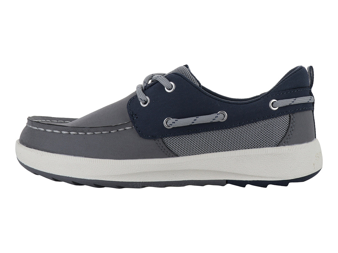 Zapato náutico Sperry para niño en colores gris y azul marino con suela blanca y cordones grises.