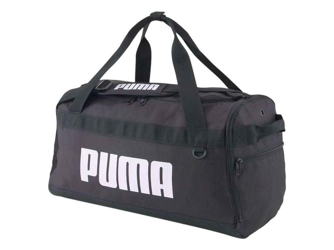 Bolsa de deporte PUMA Challenger Duffel Bag en color negro con logotipo blanco frontal y asas superiores.