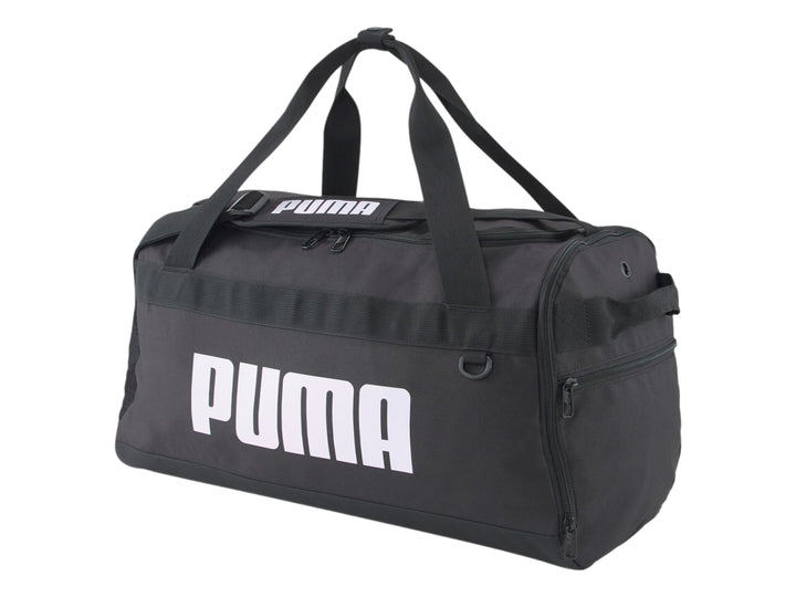 Bolsa de deporte PUMA Challenger Duffel Bag en color negro con logotipo blanco frontal y asas superiores.