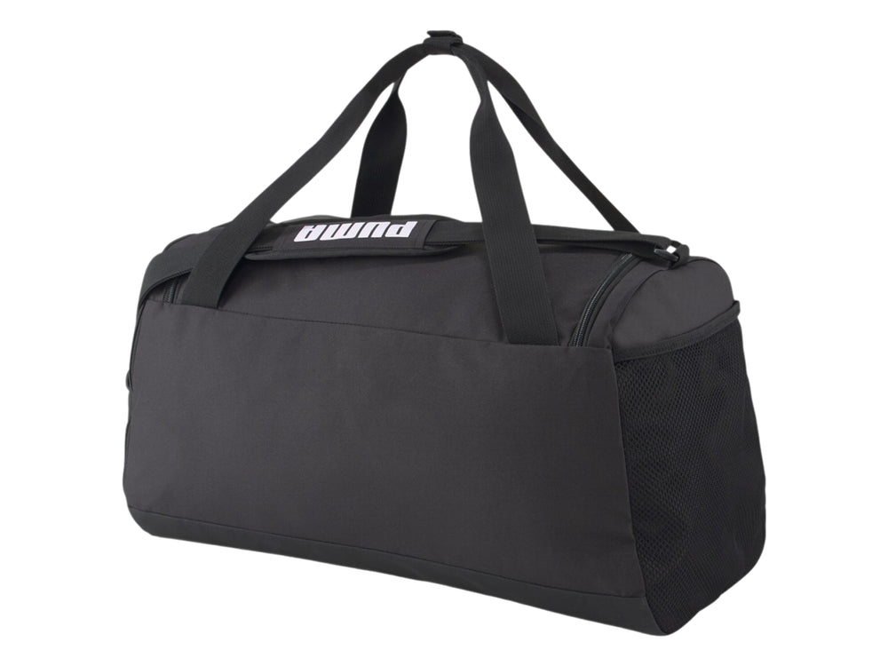 Bolsa de deporte PUMA Challenger Duffel Bag en color negro con logotipo blanco frontal y asas superiores.