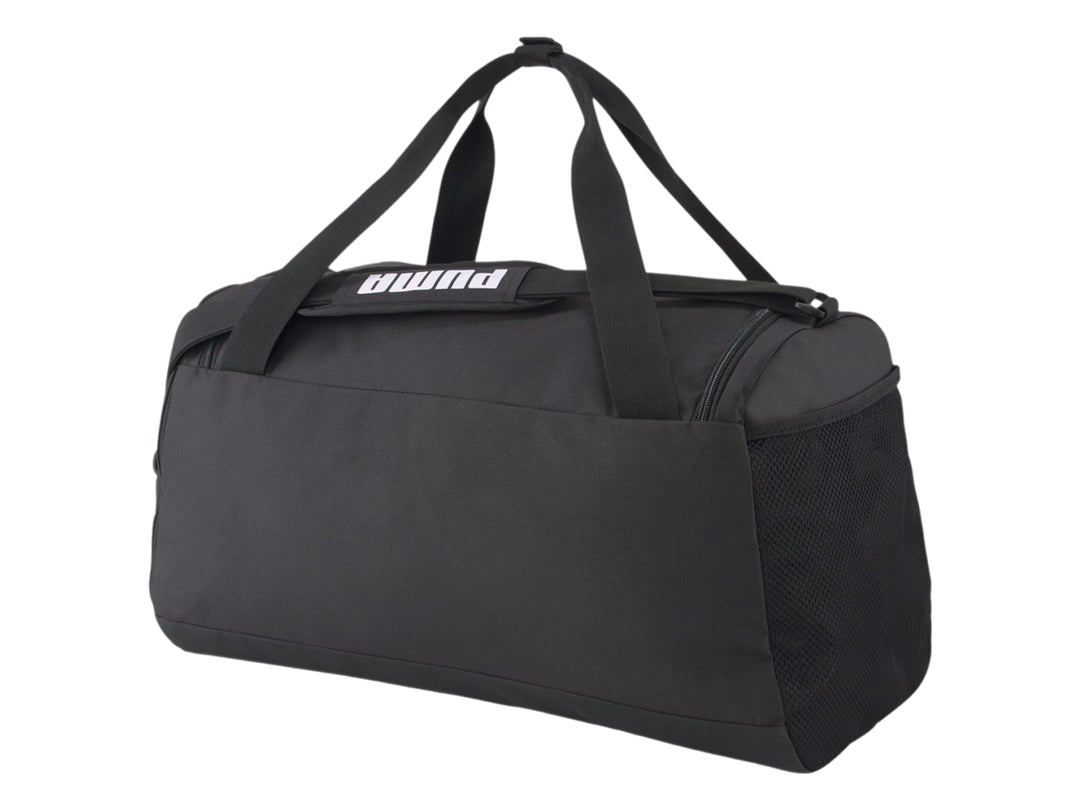 Bolsa de deporte PUMA Challenger Duffel Bag en color negro con logotipo blanco frontal y asas superiores.