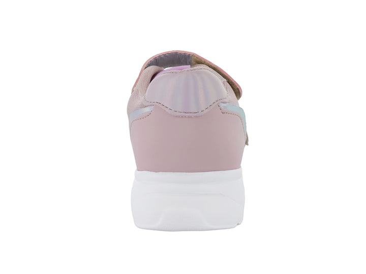 Tenis deportivos para niña en color rosa claro con detalle de corazón y suela blanca.
