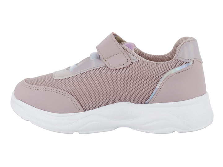 Tenis deportivos para niña en color rosa claro con detalle de corazón y suela blanca.
