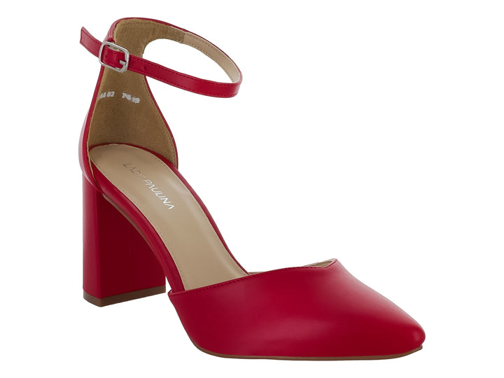 Zapato de tacón cuadrado color rojo con correa al tobillo y punta cerrada.