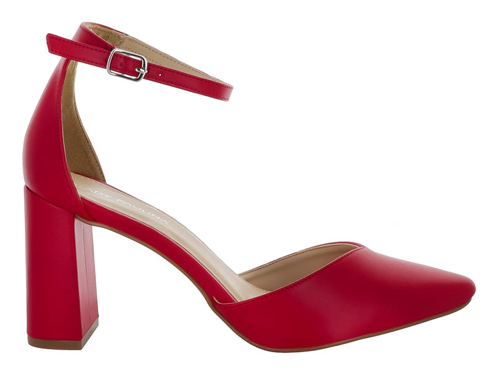 Zapato de tacón cuadrado color rojo con correa al tobillo y punta cerrada.