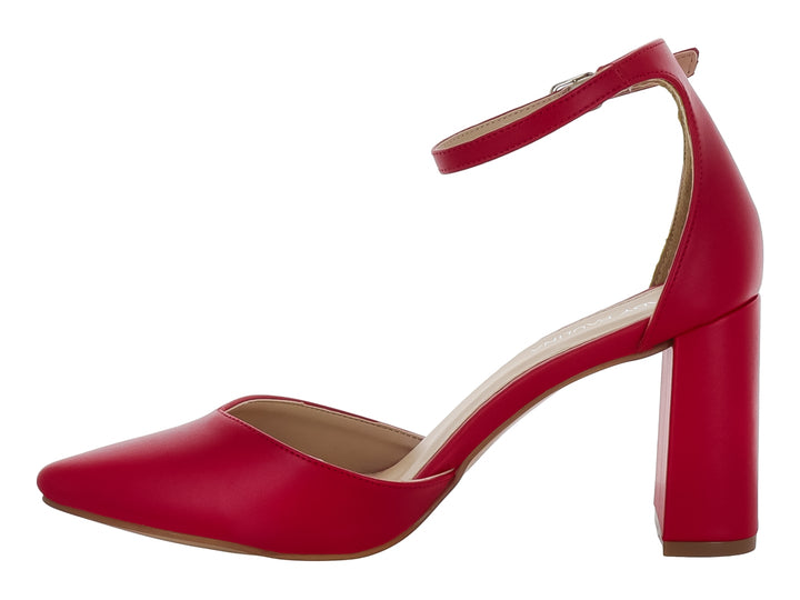 Zapato de tacón cuadrado color rojo con correa al tobillo y punta cerrada.