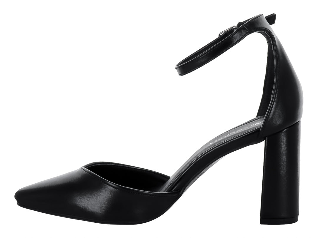 Zapatilla casual negra con tacón grueso y correa al tobillo de la marca Lady Paulina.