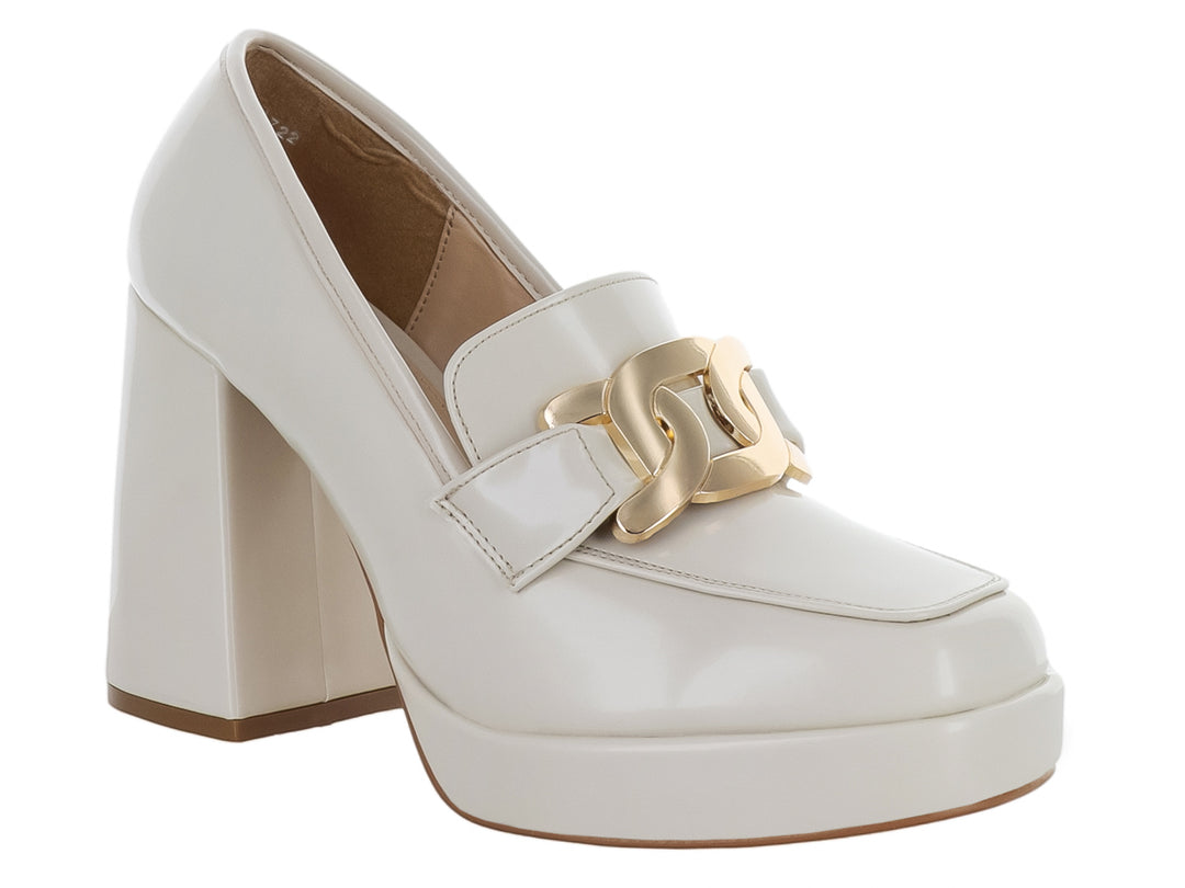 Zapato blanco de tacón grueso y plataforma con adorno de cadena dorada en la parte superior.