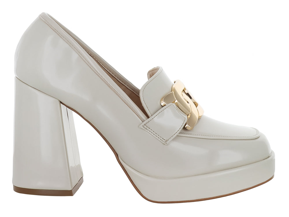 Zapato blanco de tacón grueso y plataforma con adorno de cadena dorada en la parte superior.