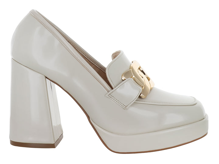 Zapato blanco de tacón grueso y plataforma con adorno de cadena dorada en la parte superior.