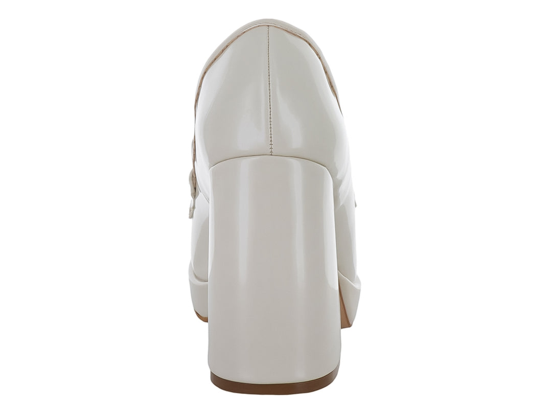 Zapato blanco de tacón grueso y plataforma con adorno de cadena dorada en la parte superior.