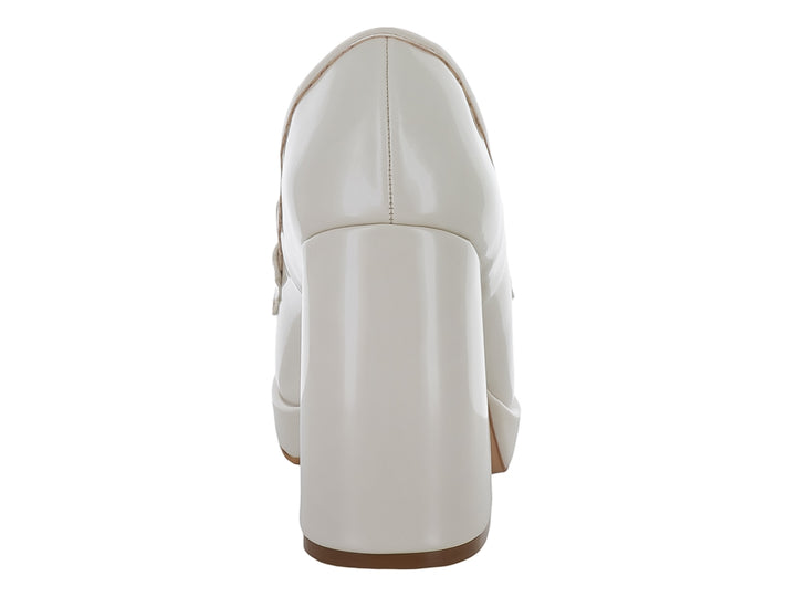 Zapato blanco de tacón grueso y plataforma con adorno de cadena dorada en la parte superior.