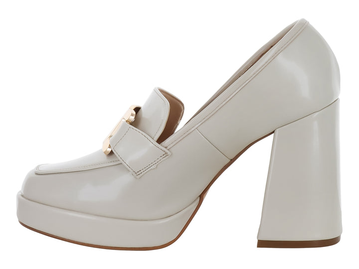 Zapato blanco de tacón grueso y plataforma con adorno de cadena dorada en la parte superior.