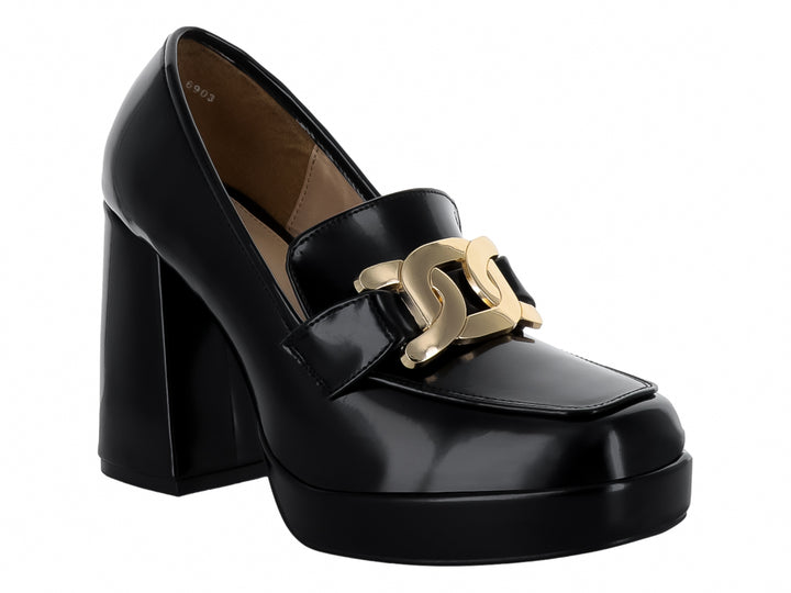 Zapato negro de tacón grueso y plataforma con hebilla dorada decorativa.