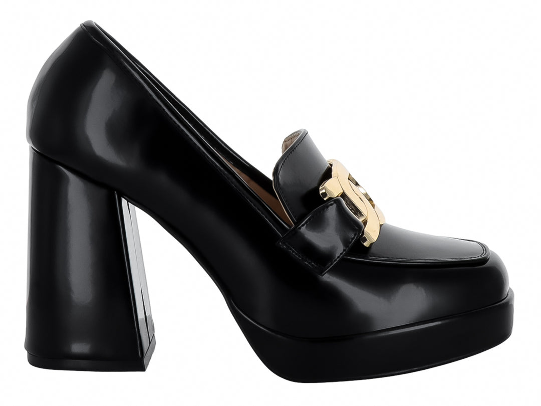 Zapato negro de tacón grueso y plataforma con hebilla dorada decorativa.