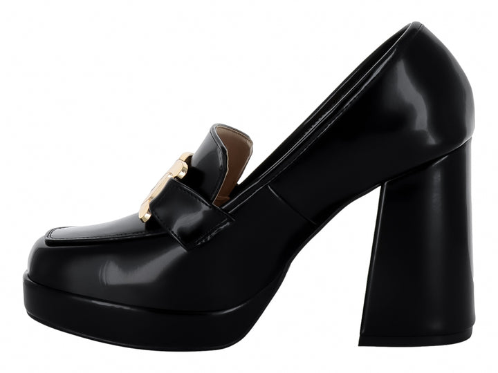 Zapato negro de tacón grueso y plataforma con hebilla dorada decorativa.