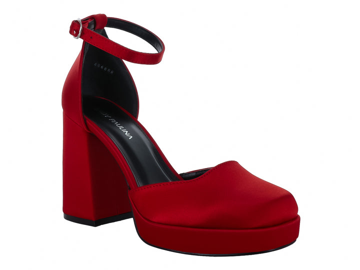 Zapato de tacón alto color rojo con plataforma y correa al tobillo.