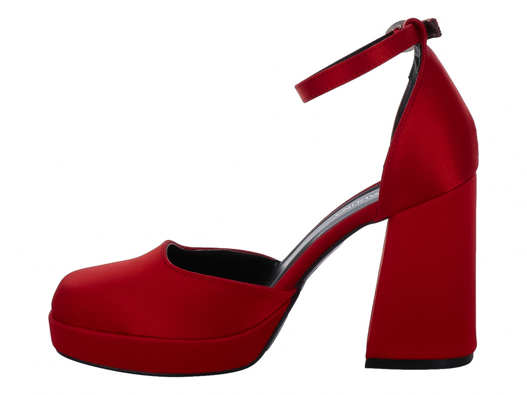 Zapato de tacón alto color rojo con plataforma y correa al tobillo.
