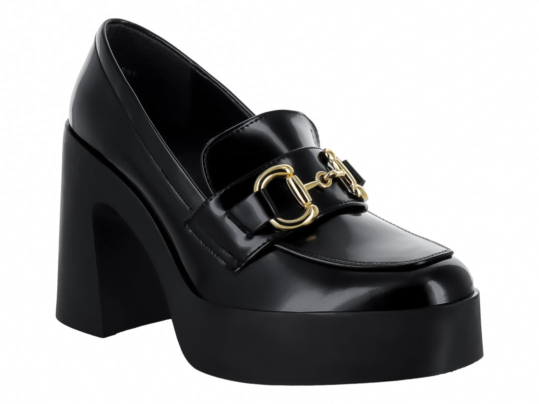 Zapato negro de alto brillo con plataforma, tacón grueso y detalle de cadena dorada.