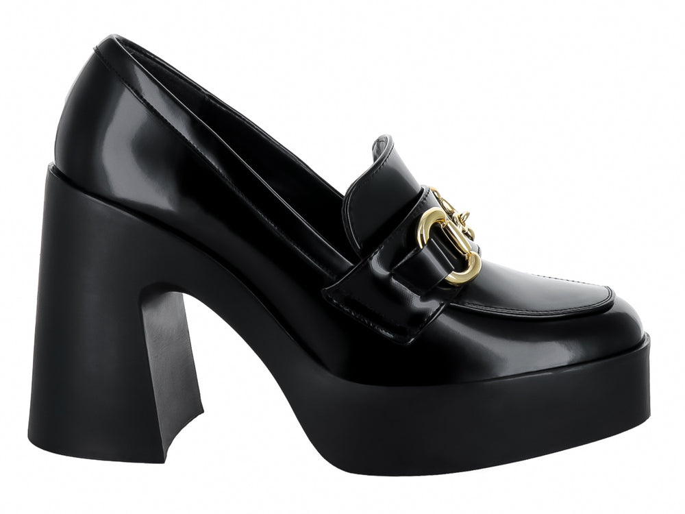 Zapato negro de alto brillo con plataforma, tacón grueso y detalle de cadena dorada.