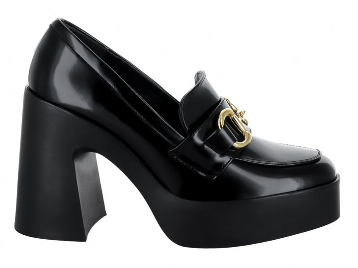 Zapato negro de alto brillo con plataforma, tacón grueso y detalle de cadena dorada.