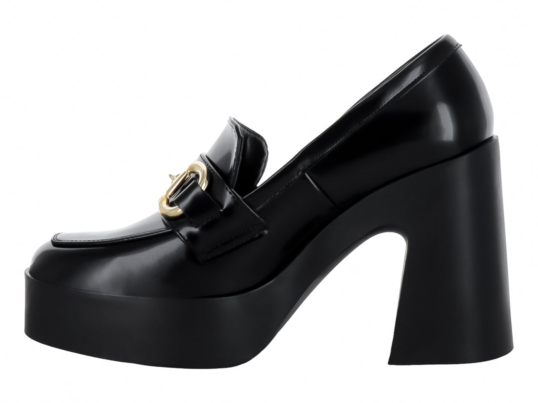 Zapato negro de alto brillo con plataforma, tacón grueso y detalle de cadena dorada.