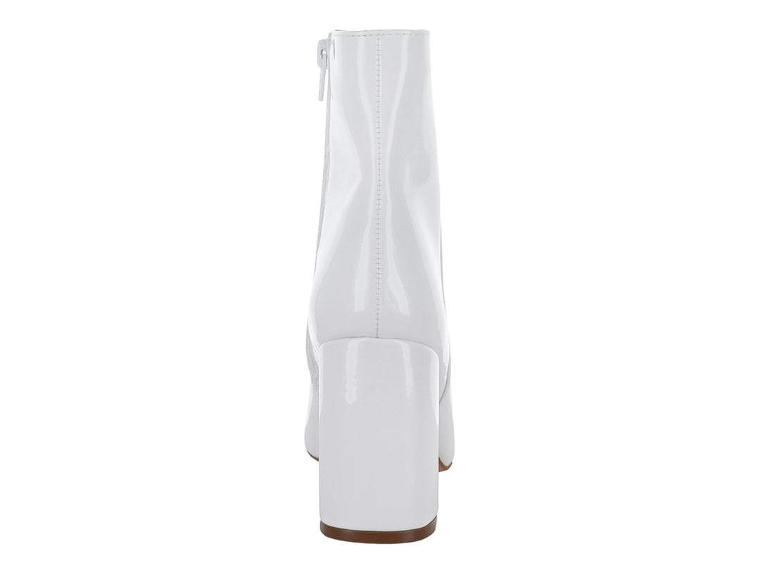 Botín blanco de charol con tacón cuadrado grueso y acabado brillante.