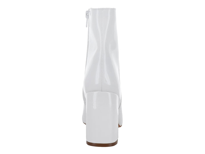 Botín blanco de charol con tacón cuadrado grueso y acabado brillante.