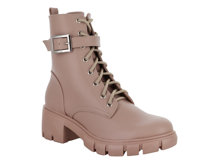 Bota color beige con suela track, cordones y correa con hebilla plateada.