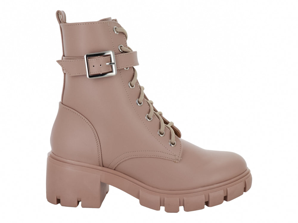 Bota color beige con suela track, cordones y correa con hebilla plateada.