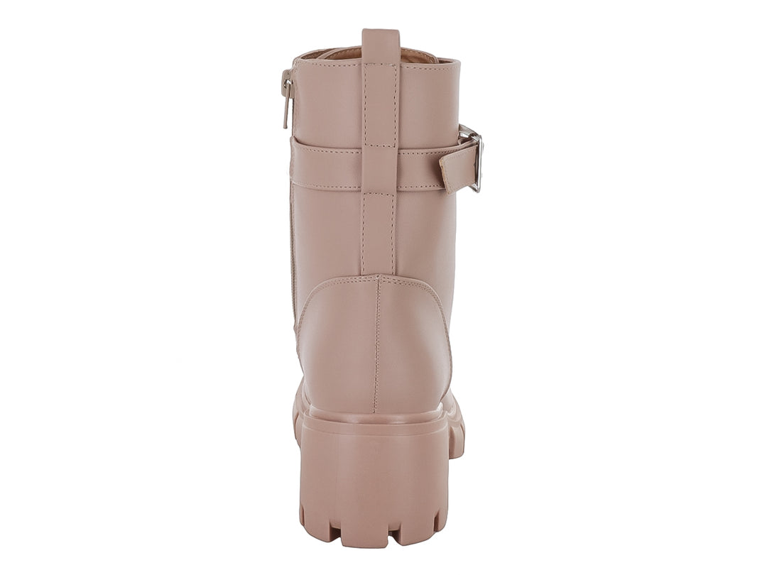 Bota color beige con suela track, cordones y correa con hebilla plateada.