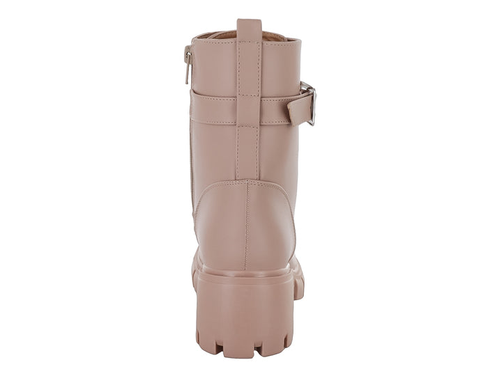 Bota color beige con suela track, cordones y correa con hebilla plateada.