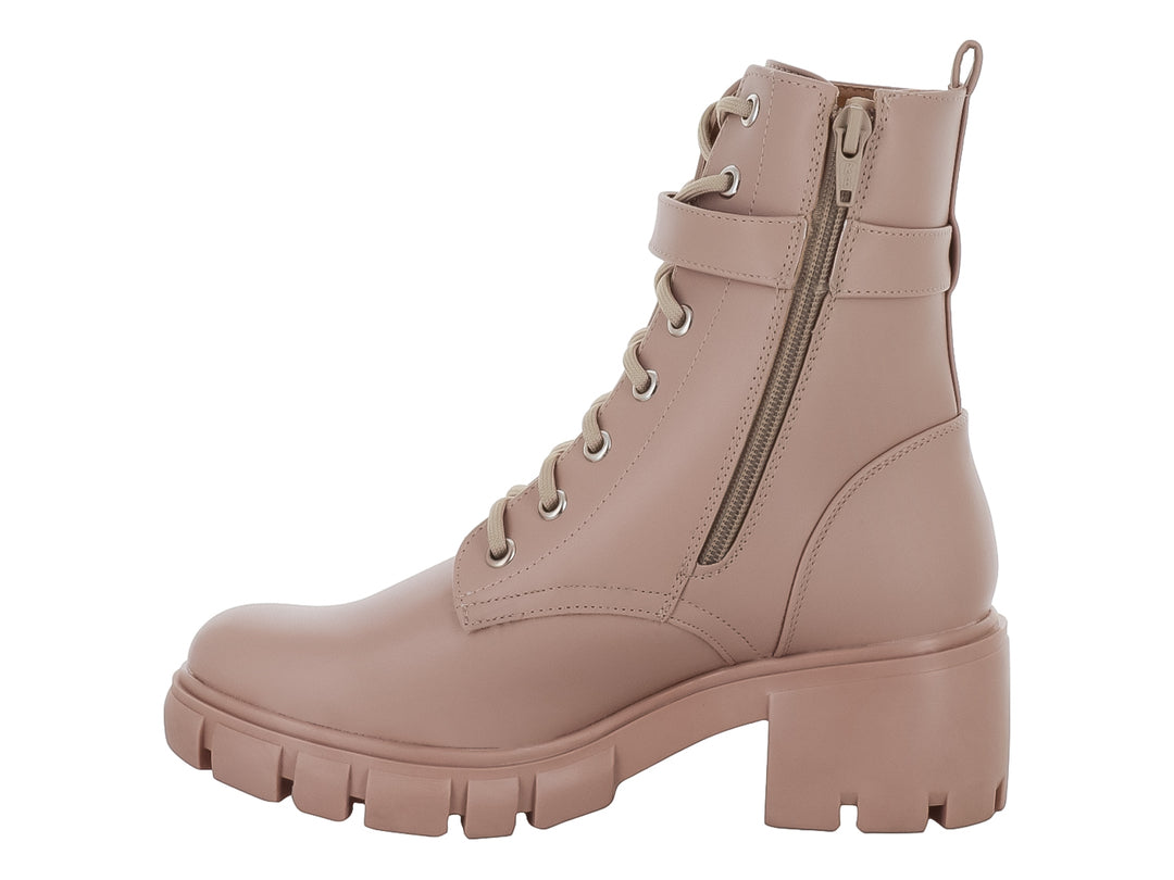 Bota color beige con suela track, cordones y correa con hebilla plateada.