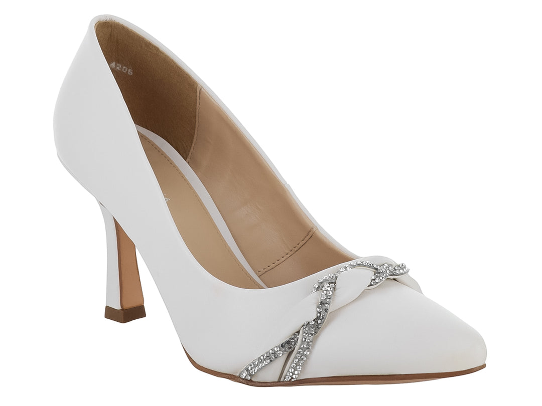 Zapatilla stiletto blanca con adorno de pedrería plateada en la punta y tacón alto.
