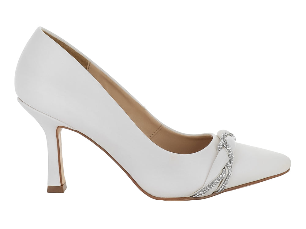 Zapatilla stiletto blanca con adorno de pedrería plateada en la punta y tacón alto.