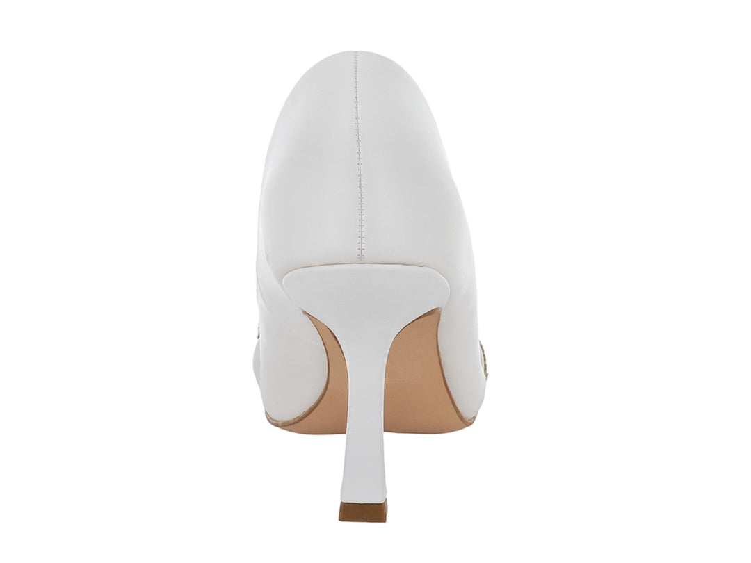 Zapatilla stiletto blanca con adorno de pedrería plateada en la punta y tacón alto.