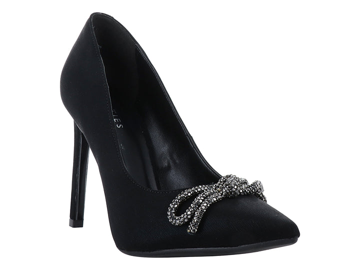 Zapato de tacón alto color negro con un moño decorativo de cristales plateados en la punta.