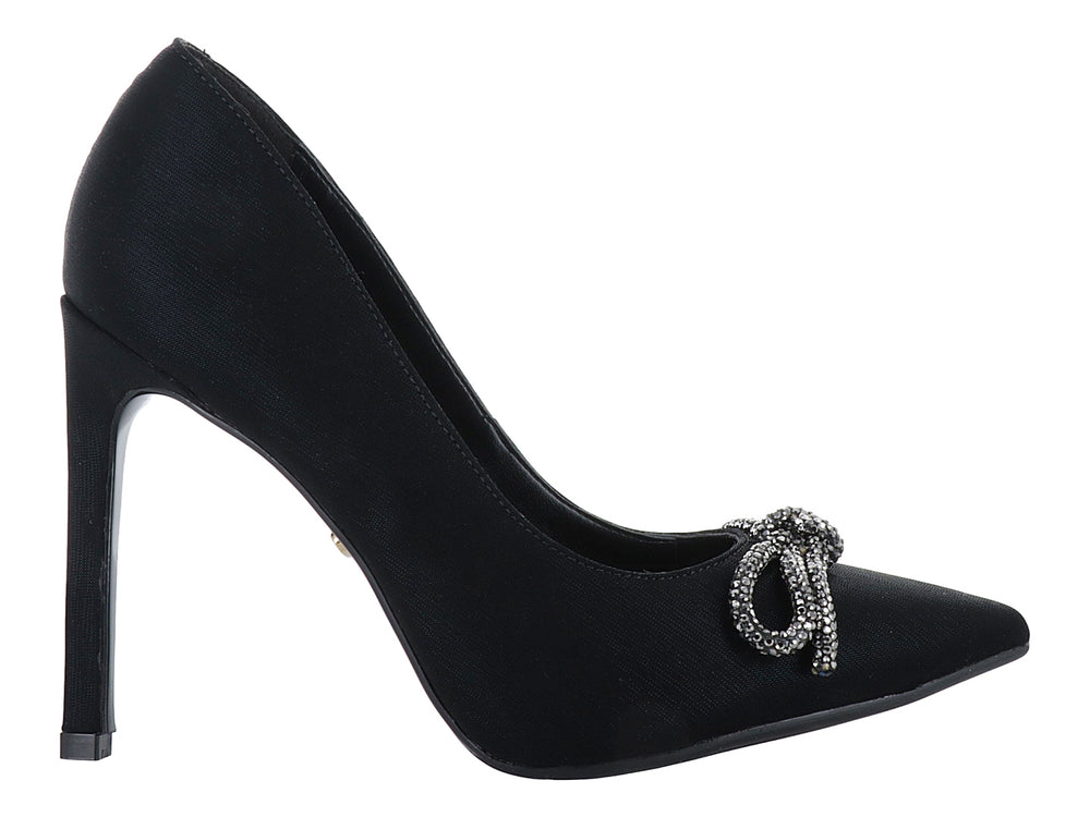 Zapato de tacón alto color negro con un moño decorativo de cristales plateados en la punta.