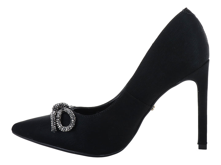 Zapato de tacón alto color negro con un moño decorativo de cristales plateados en la punta.