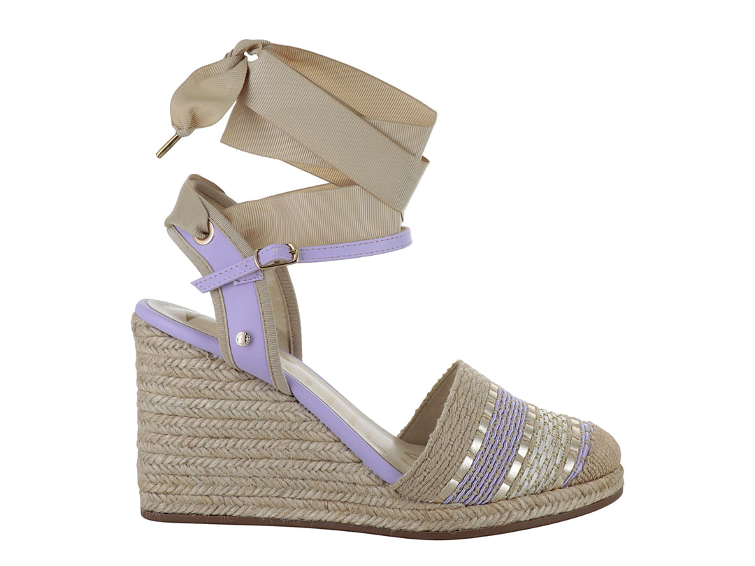 Sandalia de cuña en colores lila y beige con detalles dorados y cinta para amarrar al tobillo.