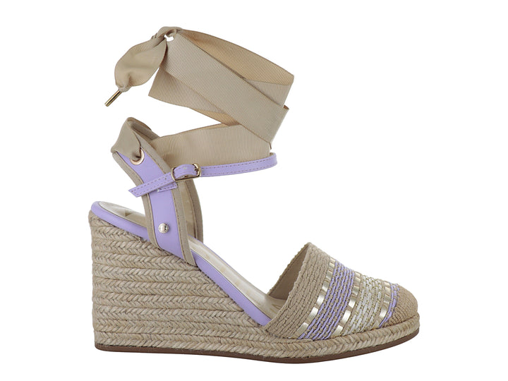 Sandalia de cuña en colores lila y beige con detalles dorados y cinta para amarrar al tobillo.