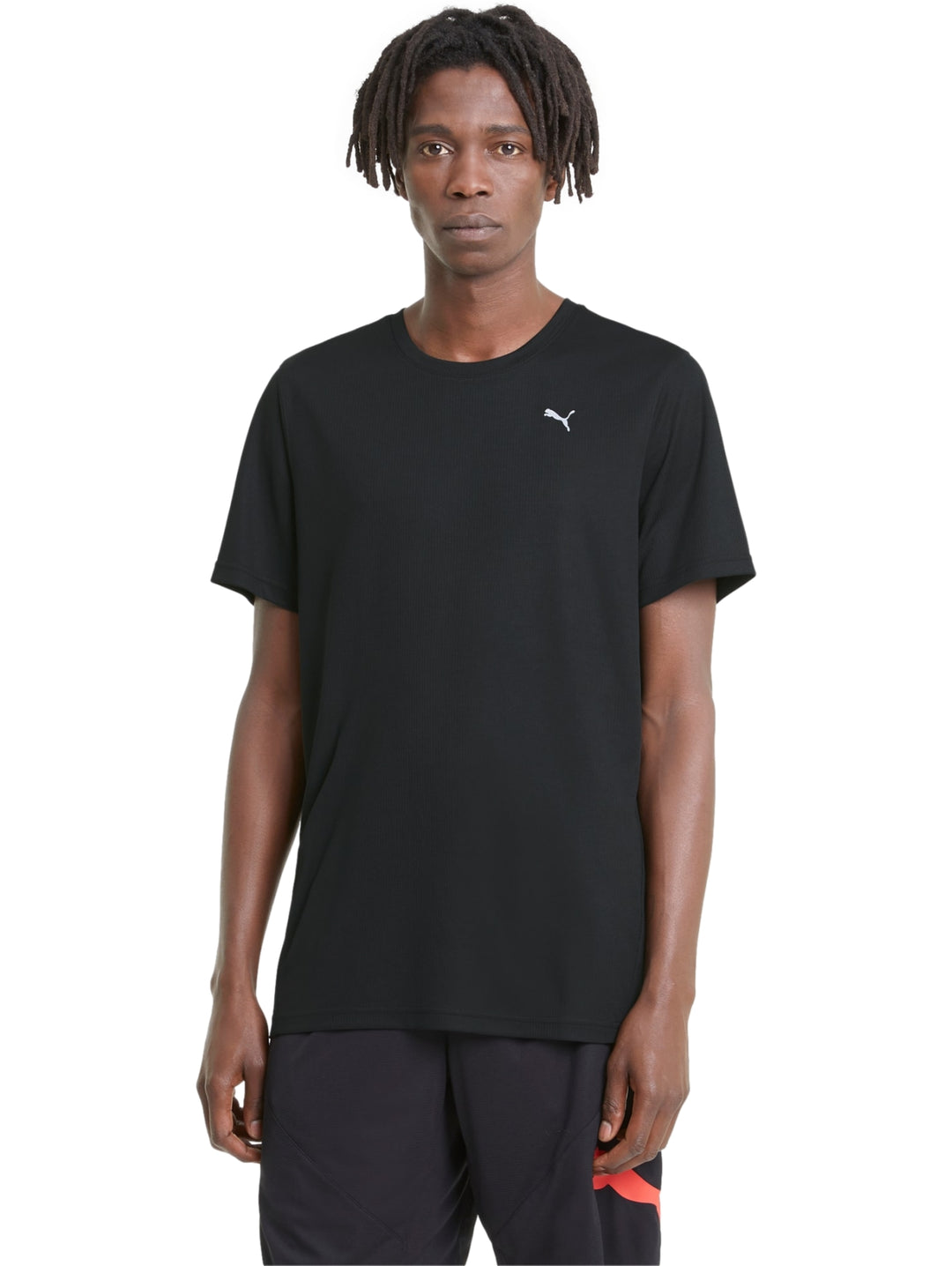 Hombre vistiendo una playera deportiva PUMA de color negro con logotipo blanco en el pecho.