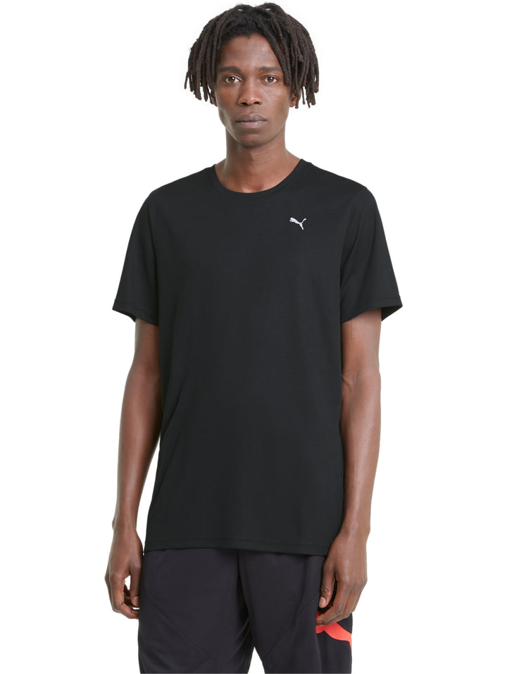 Hombre vistiendo una playera deportiva PUMA de color negro con logotipo blanco en el pecho.
