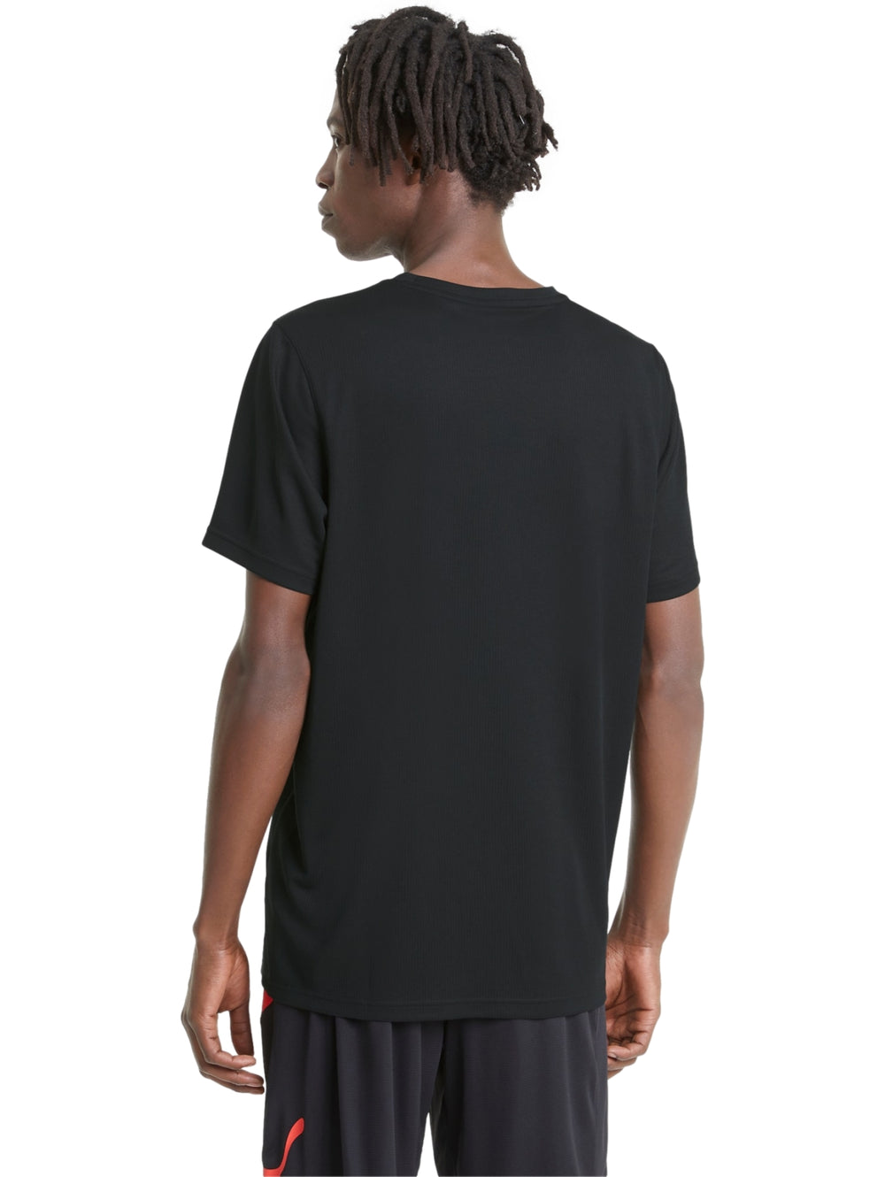 Hombre vistiendo una playera deportiva PUMA de color negro con logotipo blanco en el pecho.