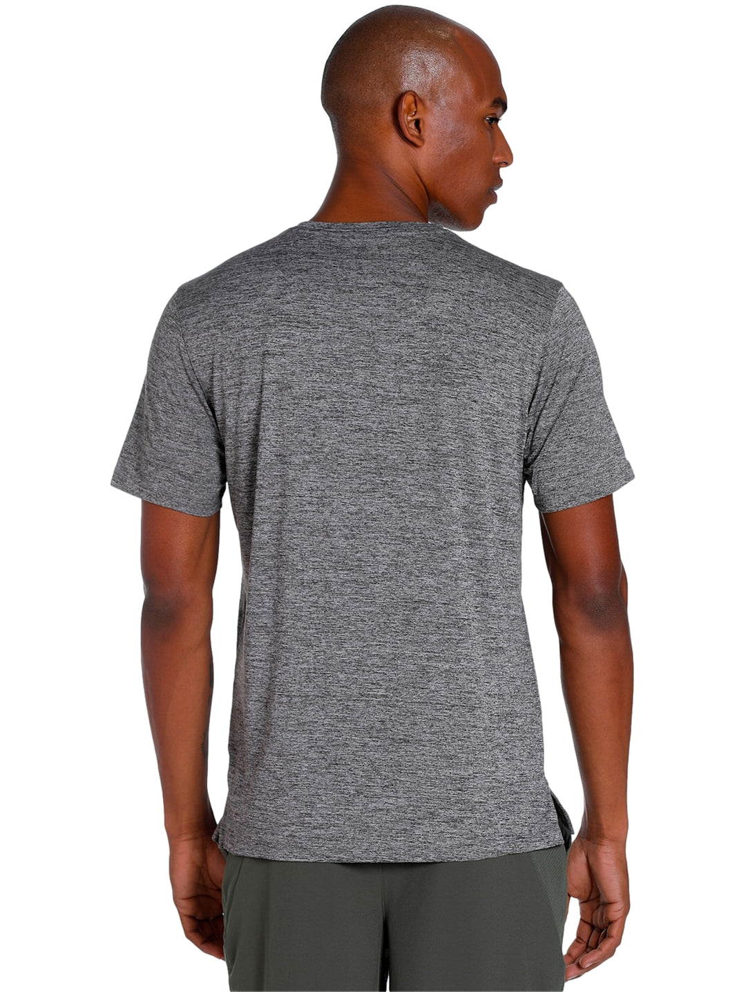 Camiseta deportiva PUMA color gris jaspeado con logotipo negro en el pecho.