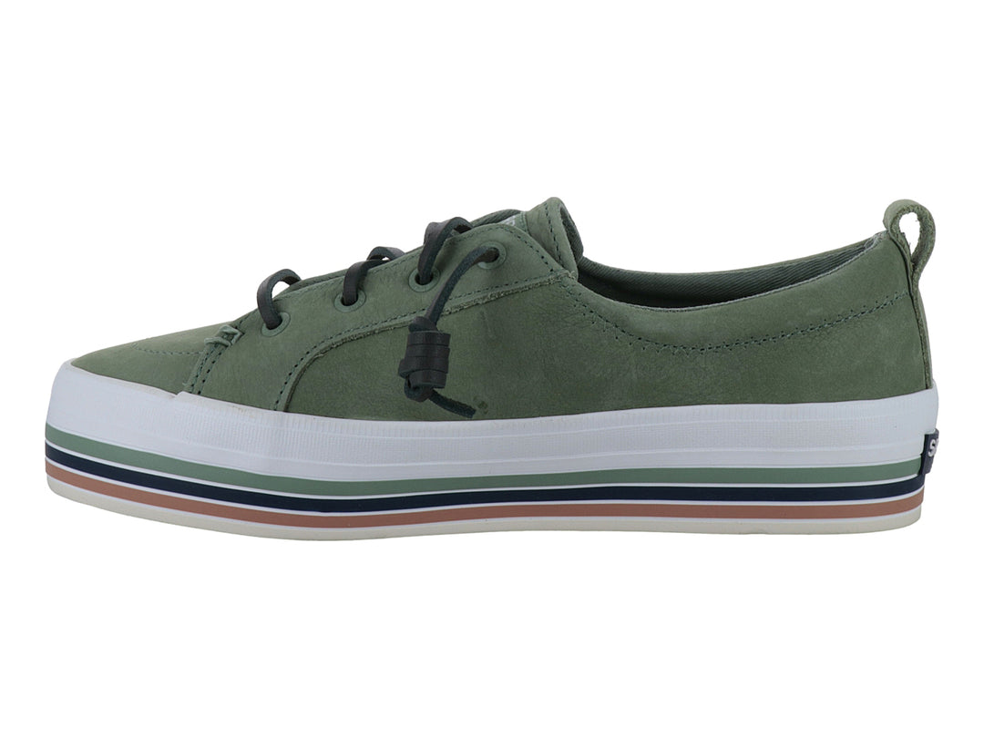 Tenis Sperry color verde con suela blanca y detalles en azul y café, estilo casual náutico.