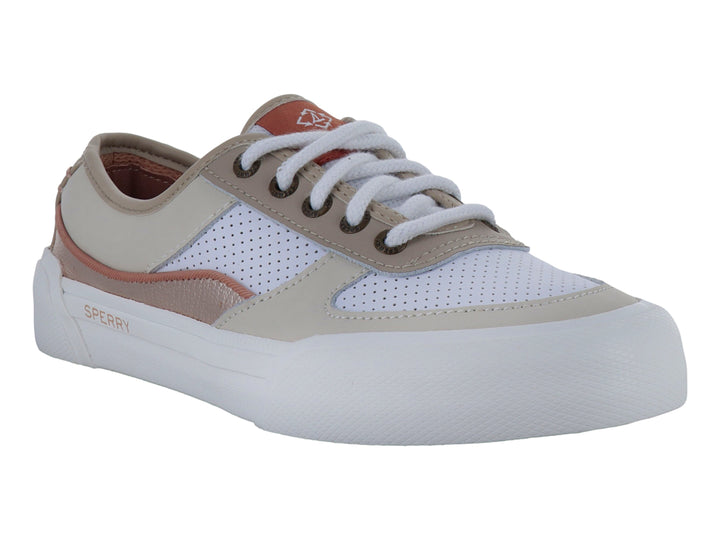Tenis Sperry de corte bajo en color blanco y beige con suela blanca y paneles laterales perforados.