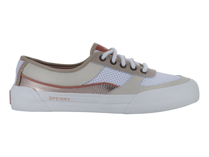 Tenis Sperry de corte bajo en color blanco y beige con suela blanca y paneles laterales perforados.