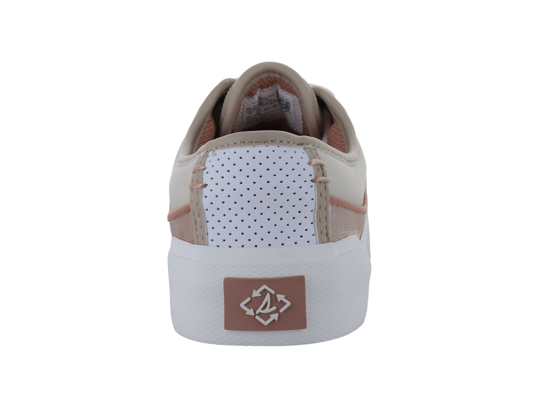 Tenis Sperry de corte bajo en color blanco y beige con suela blanca y paneles laterales perforados.